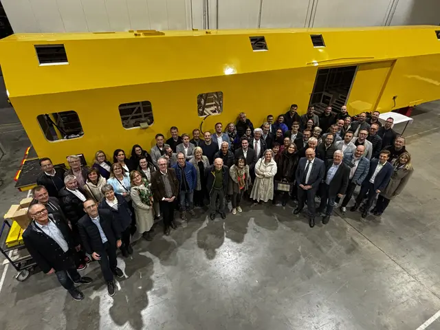 Die Besucher erhielten einen Überblick über die Geschäftsbereiche des Unternehmens.  | Foto: MeinBezirk/Constance Haslberger