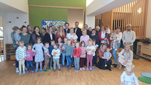 Gemeinsam mit den Kindergartenkindern und Krabbelstubenkindern, sowie einigen Eltern, den Krabbelstubenpädagoginnen, der Kindergartenleiterin, den Bürgermeistern von Vorderstoder und Hinterstoder, sowie Initiatorinnen und Initiatoren und Pfarrer Hackl wurde die Krabbelstube Hinterstoder feierlich eröffnet.  | Foto: Marion Aigner