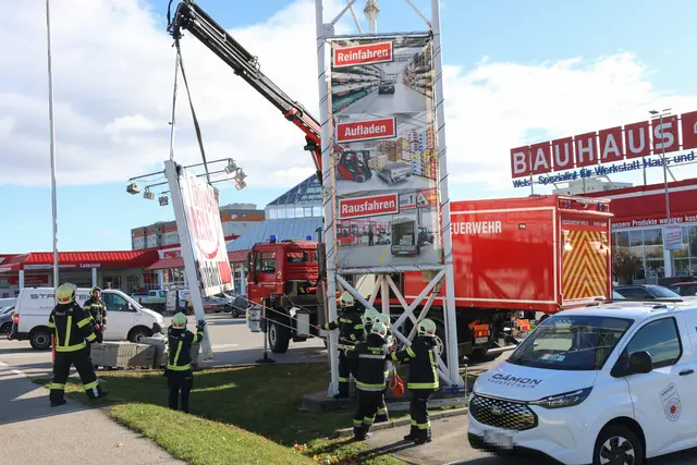 In Wels mussten große Werbetafeln beim Bauhaus durch die Feuerwehr gesichert werden. | Foto: laumat.at