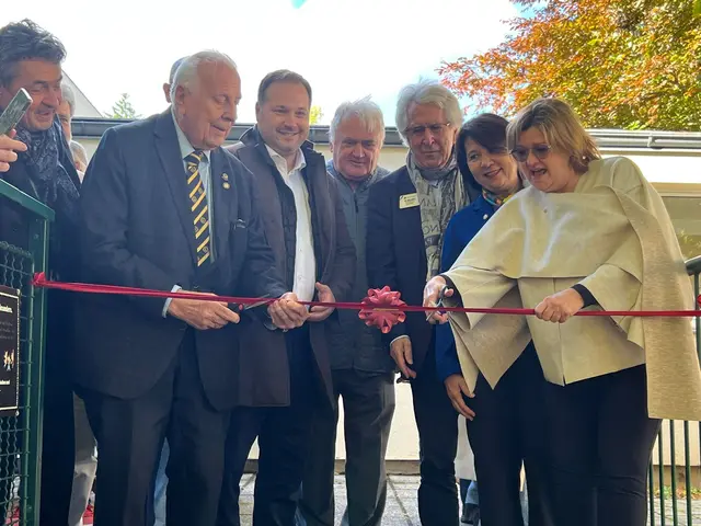 Harald Schmid, Fritz Hoffenreich, Bezirksvorsteher Daniel Resch, Franz Hamerski, Karl Brewi, Nandina Reisinger und Hauptinitatorin Andrea Schatke, bei der Eröffnung. (v.l.) | Foto: Christoph Stressler