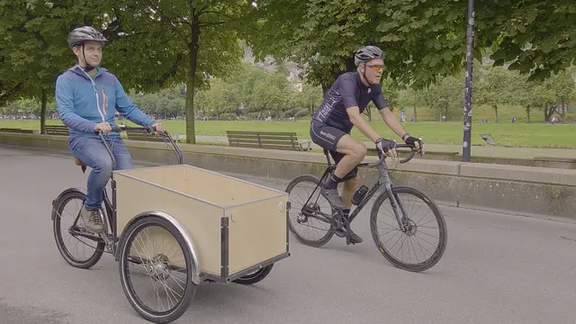 Unter dem Motto "Einfach und kostenlos ein Lastenrad leihen" bieten die Bewohnerservice-Stellen kostenlose Leihlastenräder an. Der Filmemacher Markus Bachofner hat diesen Service getestet und seine Erfahrungen in einer kurzen Dokumentation festgehalten. 