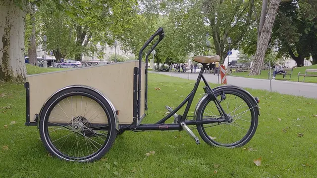 Unter dem Motto "Einfach und kostenlos ein Lastenrad leihen" bieten die Bewohnerservice-Stellen kostenlose Leihlastenräder an. Der Filmemacher Markus Bachofner hat diesen Service getestet und seine Erfahrungen in einer kurzen Dokumentation festgehalten. 
