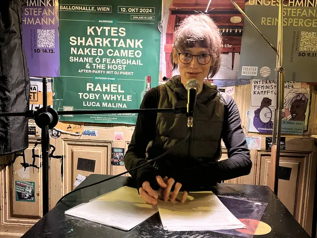 Alexandra Mitterer las Texte und sang im Südtiroler Dialekt.  | Foto: Lea Bacher