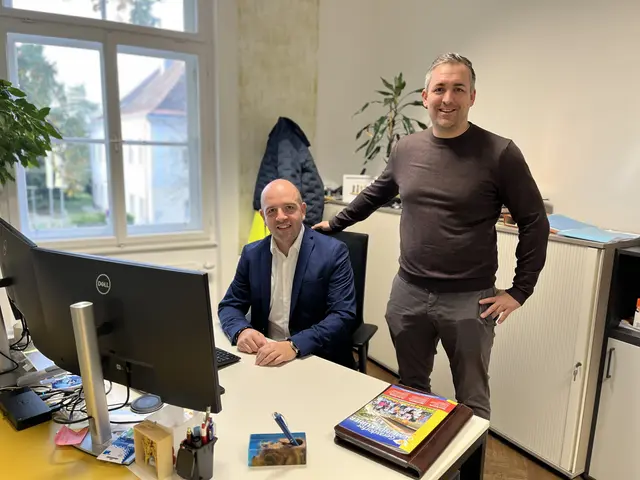 Ing. Florian Rogner übernimmt mit Oktober 2025 das Amt des Stadtamtsdirektors. Bürgermeister Mag. Dietmar Ruf gratulierte dem neuen Stadtamtsdirektor persönlich.  | Foto: GGK