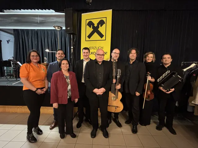 Wolfgang Böck war gemeinsam mit den Concert Schrammeln zu Gast im Stalltheater Königstetten. Mit im Bild: Ronald Gutscher (Bürgermeister Königstetten), Claudia Cepelak-Nachtelberger (Obfrau Theaterverein), Florian Hienert (Raiffeisenbank Tulln) und Sonja Huspeka (Vizebürgermeisterin). | Foto: Claudia Raidl