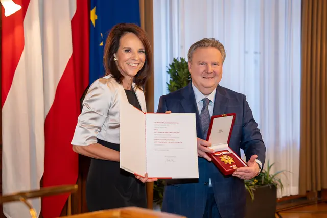 "Talkqueen" Vera Hofbauer-Russwurm erhielt von Bürgermeister Michael Ludwig (SPÖ) das Goldene Ehrenzeichen für Verdienste um das Land Wien. | Foto: Valentina Marinelić/MeinBezirk