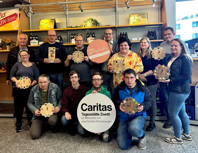 Sonja Stanzl, Walter Stift, Paul Holzapfel, Christian Boindl, Heribert Pachtrog, Alexander Boindl, Caritas Werkstätten-Leiter Martin Ring (hinten, Mitte), Lisa-Maria Kapeller-Rogner, Thomas Neumann, Monika Lugauer, Thomas Zimmerl sowie Viktoria Gretz und Rudi Damberger von der Privabrauerei Zwettl.
 | Foto: Caritas Tagesstätte Zwettl