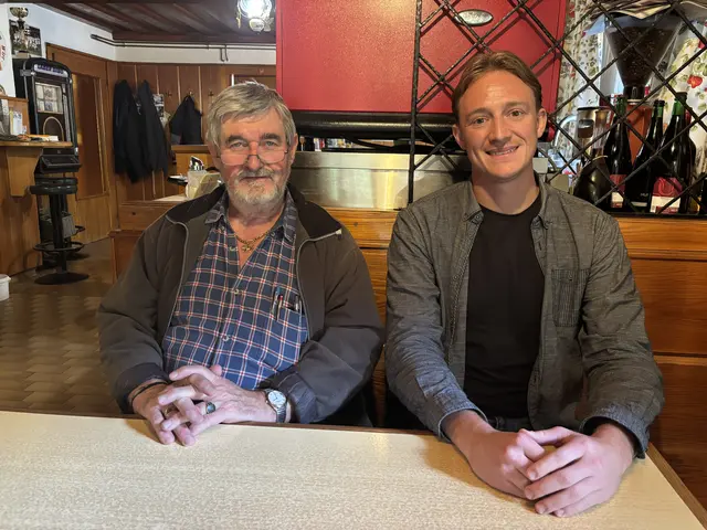 Maximilian Rakuschek und Niklas Travik (v.l.) im Gespräch mit MeinBezirk. | Foto: MeinBezirk/Christina Zwander