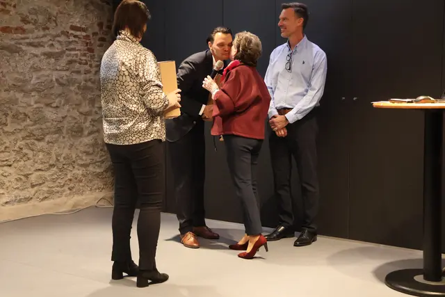 Die Geschenkübergabe. | Foto: Schauer