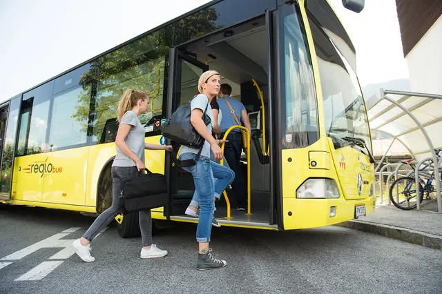 Vor zwei Jahren wurde das Bus-Angebot im Ehrwalder Becken verdoppelt. Seither fahren immer mehr Menschen mit den "Öffis". | Foto: VVT/Berger