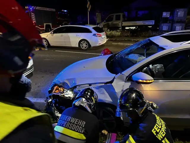 Elf Einsatzkräfte bargen die Unfallfahrzeuge und räumten die Fahrbahn rasch wieder frei. | Foto: FF Weppersdorf