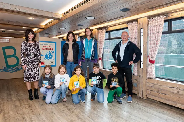 Projektbetreuerin Nadja Elmer (li.) und ASG-Geschäftsführer Dieter Schmid (re.) freuten sich u.a. über den Besuch der vierten Klassen der Volksschule Eben, die mit ihren Lehrerinnen Veronika Meindl und Simone Kaspurz an Bord der MS Tirol gekommen waren. Die Kids – hier vertreten durch Viola Paregger, Alma Klingler, Sofia Kefalas, Finn Nachtschatt und David Gabriel-Friesinger (v.li.) – entpuppten sich im Lern-Erlebnis-Labyrinth schnell als Wiffzacks.

  | Foto: TIWAG/Vandory