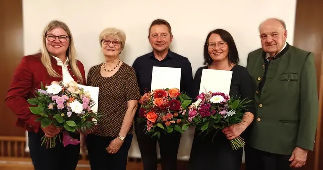 Sieglinde Pichler (l.), Johann Zisser (M.) und Barbara Schantl (2. v. r.) wurden von Heidrun Notbauer (2. v. l.) und Dr. Johann Wagner (r.), Verein Lebenshilfe Hartberg, geehrt. | Foto: Lebenshilfe Hartberg