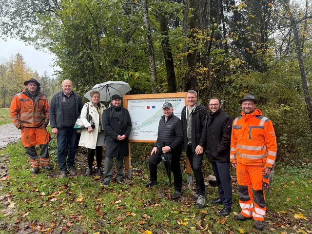 Freuen sich über die neue Waldmotorik: Helmut Bliem (Bauhofleiter Ebbs), Bürgermeister und LEADER-Obmann ÖkR Josf Ritzer (Ebbs), Amtsleiterin Alexandra Stürzl und Bauamtsleiter Christoph Reichholf (Ebbs), Bürgermeister Christian Ritzer und Bgm.-Stv. Gerhard Jäger (Niederndorf), Landtagsabgeordneter Bgm.-Stv. Sebastian Kolland (Ebbs), Johann Ritzer (Bauhofleiter Niederndorf) v.l. | Foto: Franz Ploner