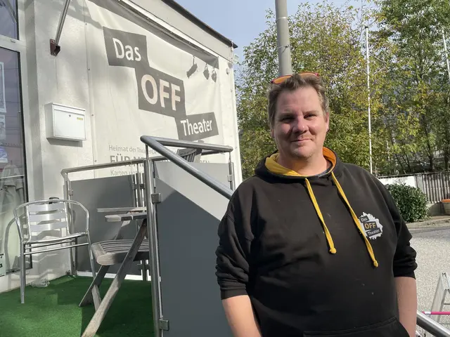 Alex Linse ist Gründungsmitglied und leitet das Off-Theater im Stadtteil Gnigl | Foto: Lisa Gold