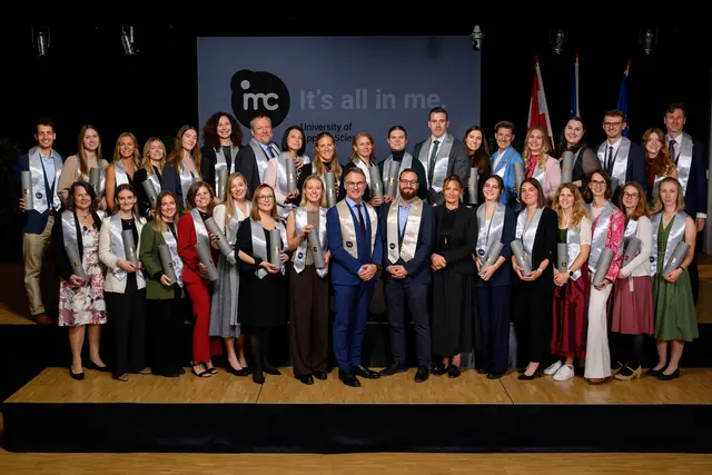 Die Absolventinnen und Absolventen des Master-Studiengangs Umwelt- und Nachhaltigkeitsmanagement waren von ihrer Sponsion begeistert und feierten mit Akademischem Leiter Manfred Pferzinger, Studiengangsleiter Jan Grumiller und Prokuristin Michaela Sabathiel (vorne Mitte, von links) | Foto: IMC Krems/Lukas Bezila