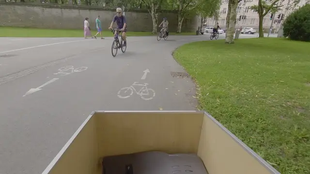 Unter dem Motto "Einfach und kostenlos ein Lastenrad leihen" bieten die Bewohnerservice-Stellen kostenlose Leihlastenräder an. Der Filmemacher Markus Bachofner hat diesen Service getestet und seine Erfahrungen in einer kurzen Dokumentation festgehalten. 
