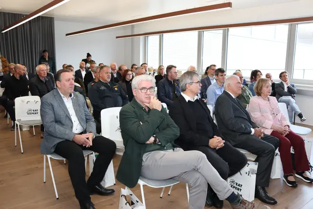 Vorne saßen Norbert Marchers Brüder und Eltern. Dahinter Stadtrat Erwin Baumann. | Foto: MeinBezirk.at