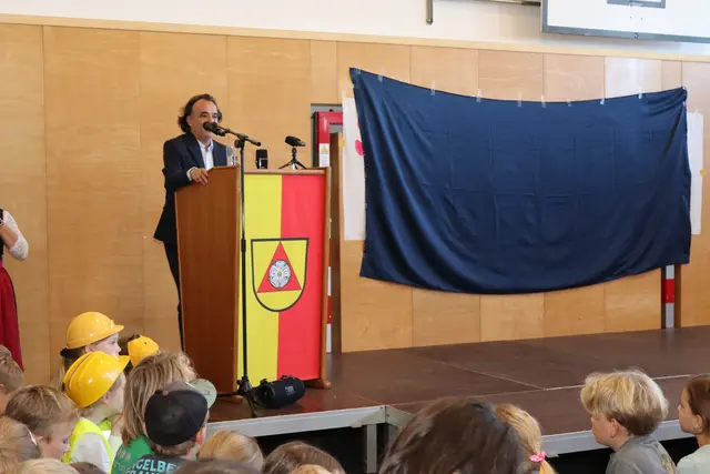 Auch Marijan Smid, Direktor der VS Rosegg, hatte eine Rede parat. | Foto: MeinBezirk.at