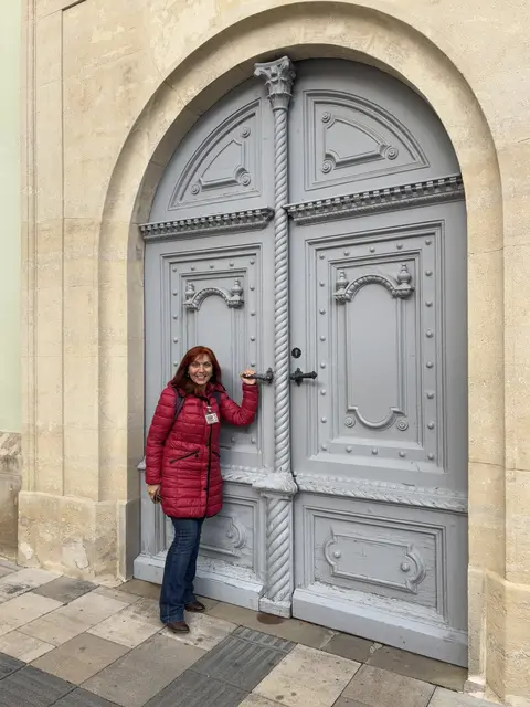 Hedy Fohringer ist heute unsere private Stadtführerin. Die Historikerin kennt alle wichtigen Ecken von Neulengbach. | Foto: Lauren Fahrenberger / MeinBezirk