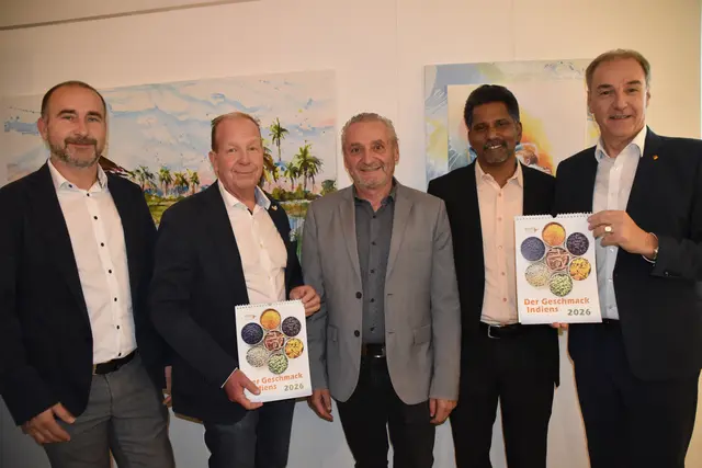 Ausstellungseröffnung und Kalenderpräsentation: Bürgermeister Harald Kahr, Christian Bammer (WeCare), Diakon Gustav Lagler, Dechant Sebastian Edakarottu und Landesrat Leonhard Schneemann | Foto: Michael Strini