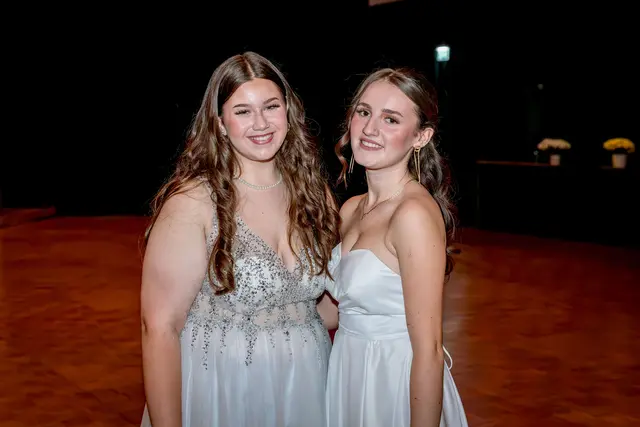 Hochzufrieden: Simone Harnisch und Anja Dukič vom Ballkomitee.