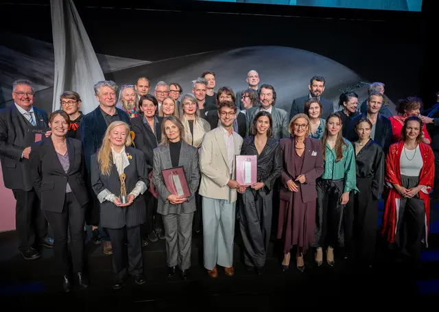 Landeshauptfrau Johanna Mikl-Leitner mit allen Preisträgerinnen und Preisträgern bei der Kulturpreisgala 2025 im Festspielhaus St. Pölten. | Foto: NLK Pfeffer