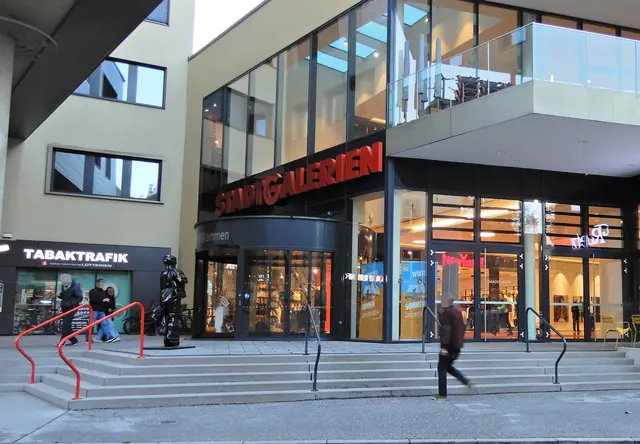 Der Raubüberfall auf einen 15-Jährigen geschah beim Westeingang der „Stadtgalerien“ in Schwaz.  | Foto: ZOOM.Tirol