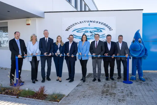 Landesrätin Daniela Winkler (4.v.l.), Landtagspräsidentin Astrid Eisenkopf (6.v.l.) und LAbg. Bürgermeisterin Elisabeth Böhm mit Vertretern des Wasserleitungsverbandes Nördliches Burgenland (WLV) bei der Eröffnung der umgebauten Außenstelle des WLV in Neusiedl am See. | Foto: LMS Burgenland