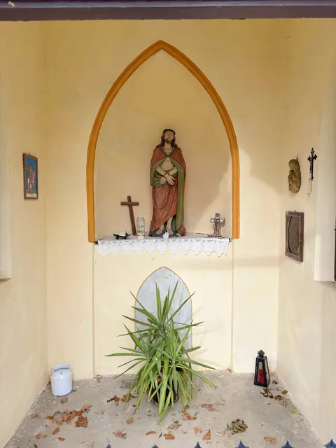 Im Inneren der Kapelle der gegeißelte Jesus und darunter der Gedenkstein, der das tragische Ereignis beschreibt. | Foto: Josi Thaller