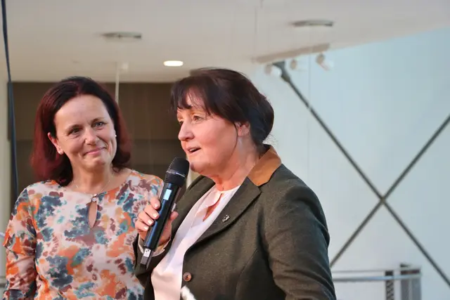 LH-Stv. Manuela Khom und Bibliothekarin Doris Brunner | Foto: Edith Ertl