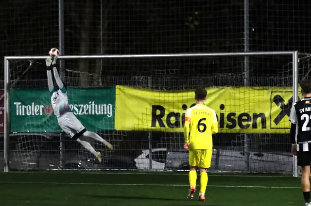 Natters-Keeper Pointner hatte an diesem Abend alle Hände voll zu tun.  | Foto: Hubmann