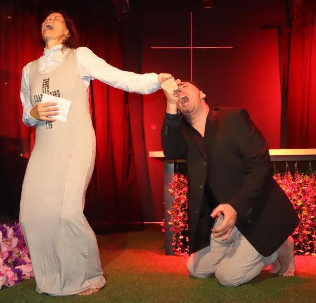 Silvia Schmid und Bernd Sonderegger als Rosa und Hans Zach in einer von Opfer- und Täter-Dynamik geprägten Szene.  | Foto: Tatschl