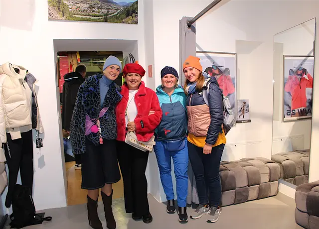 Franziska, Claudia, Moni und Alina im Sportmode-Geschäft Vettori