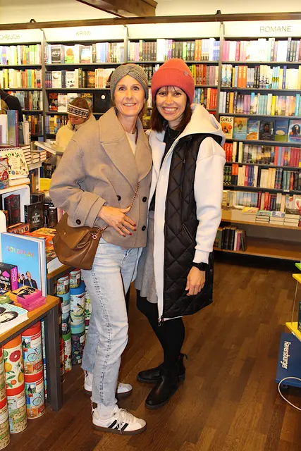 Sandra und Caroline in der Buchhandlung Riepenhausen