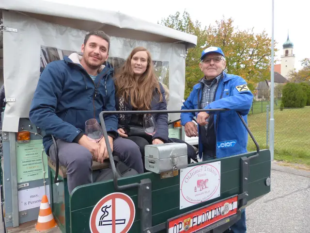 Der Oldtimer Traktor Verein kümmerte sich um den Transport der Weinliebhaber rund durch Horitschon. | Foto: Vanessa Wittmann