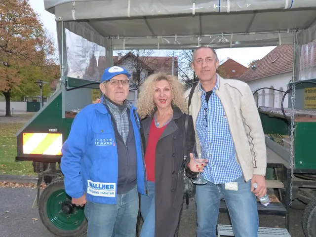 Oldtimer-Chauffeur Florian Bauer, Felicia Lidia und Heinz Grafl genossen die Zeit beim Rotweinherbst in Horitschon.  | Foto: Vanessa Wittmann