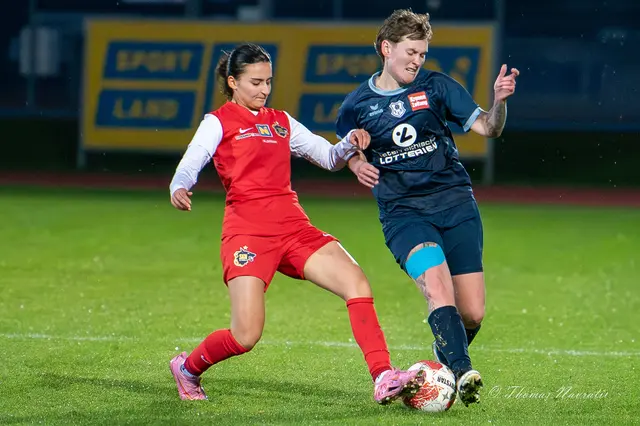 Mit vollem Einsatz: Linda Teubenbacher (SC Herzogenburg- Blaues Trikot) setzt sich im Zweikampf energisch durch. | Foto: Thomas Navratil