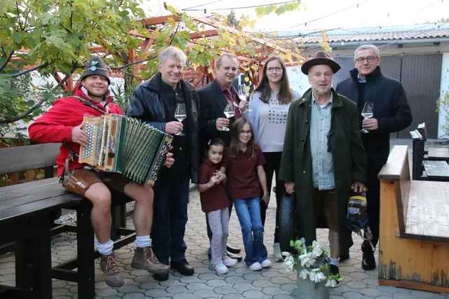 v. l. Flunker Paul, Manfred Niszl, Michael Krail, Marina Salzer, Sperrmüllfranz und Bürgermeister Helmut Hareter | Foto: Eduard Wimmer