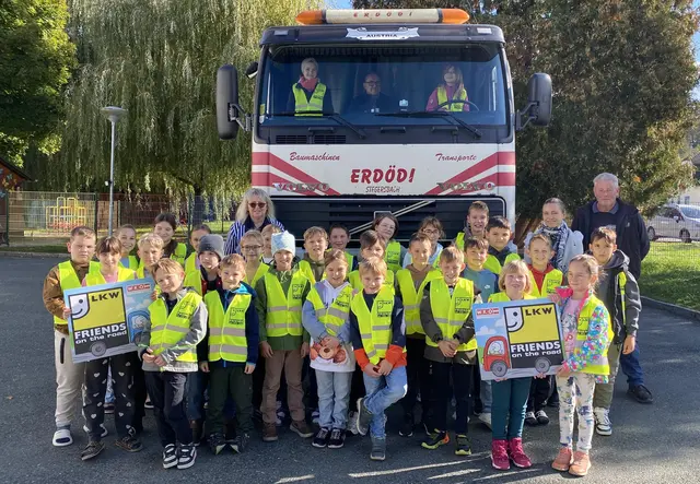"Lkw macht Schule" in Litzelsdorf: Transportunternehmer Christoph Erdödi, Direktorin Christa Resch-Jungschlager und Klassenlehrerin Silvia Konrath sowie Lkw-Fahrer Wolfgang Zsifkovits mit den Kindern der Volksschule Litzelsdorf  | Foto: Wirtschaftskammer Burgenland