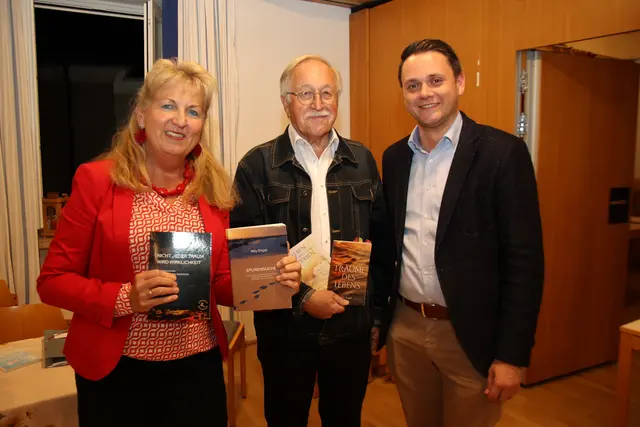 Karin Schwaiger, Erich Engelsberger und Bürgermeister Michael Schwarzmayr.