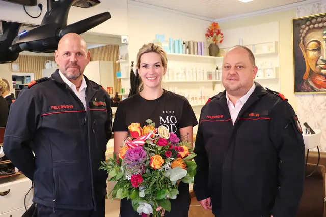 Christina Moitz bewies schon mehrmals ihre soziale Kompetenz. Zum Jubiläum übergab sie die Charity-Summe an Christian Steger und Wolfgang Hödl für die FF Wagnitz. | Foto: Edith Ertl