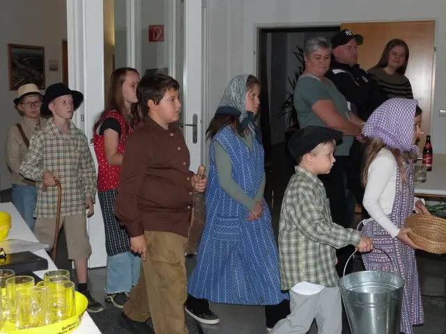 Die Volksschulkinder beeindruckten die Gäste mit ihrer bildlichen Vorführung der vergangenen Meilensteile.  | Foto: Vanessa Wittmann