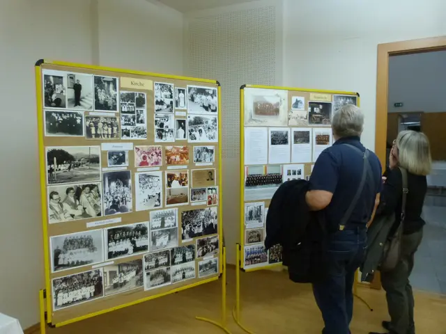 800 Jahre Pilgersdorf: Im Mittelpunkt stand die Ausstellung "Von Pylgrim zu Pilgersdorf - Eine Zeitreise", die in einem fotografischen Streifzug präsentiert wurde.  | Foto: Vanessa Wittmann