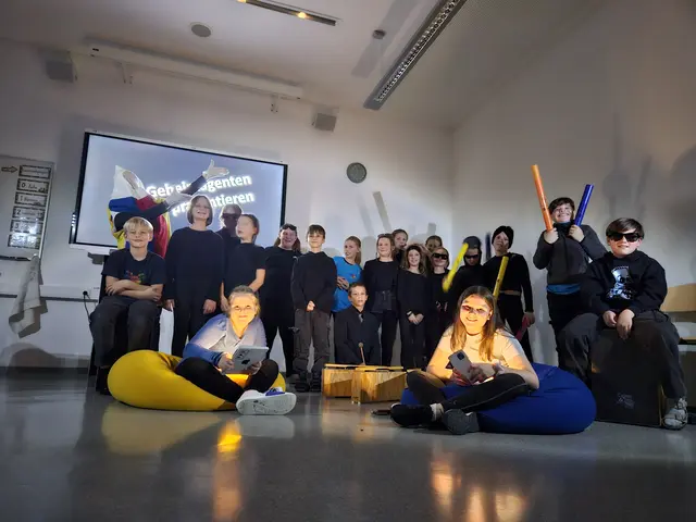 Das Maskottchen „Stifti“ und die Schülerinnen und Schüler der Klasse bei der „nächtlichen Reise“. | Foto: MS Stift Zwettl