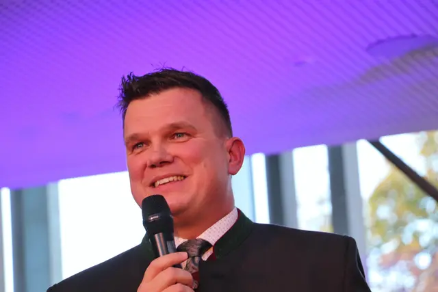 Bgm. Thomas Gschier: "Wir haben 13 Millionen Euro in das Schulzentrum investiert. Das Projekt wurde schon von langer Hand geplant. In der Hochkonjunktur der Baupreise wäre es nicht möglich gewesen. Wir haben das Projekt ein zweites Mal neu ausgeschrieben und hatten damit Glück. Wir haben es geschafft,  dass die Kosten um eine Million Euro gesenkt wurden. Danke ist heute das Wort, das wir vielfach verwenden dürfen.  | Foto: Edith Ertl