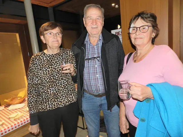 Edeltraud Popelka, Johann und Grete Schwarz –
Frau Popelka erklärt Frau & Herrn Schwarz die Benützung einer Topothek | Foto: Heribert Punz