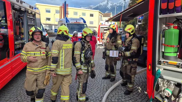 Im Einsatz standen die Feuerwehren, Hall in Tirol, Absam, Heiligenkreuz.  | Foto: ZOOM.Tirol