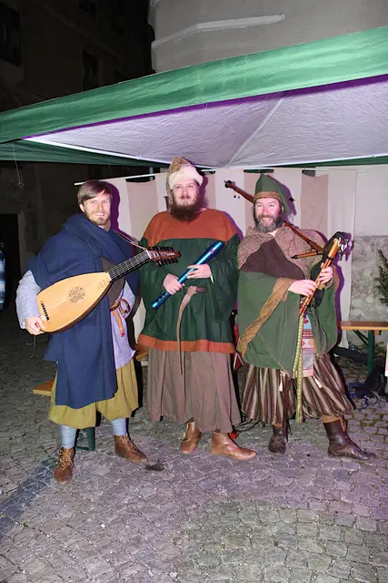 "Heyden Rausch" spielte live auf.