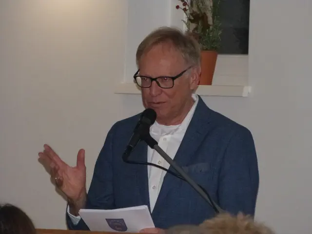 Durch das Programm führte mit viel persönlichem Engagement Mag. Ernst Filz, der die historischen Stationen Pilgersdorfs mit anschaulichen Anekdoten lebendig mit den Gästen teilte. | Foto: Vanessa Wittmann